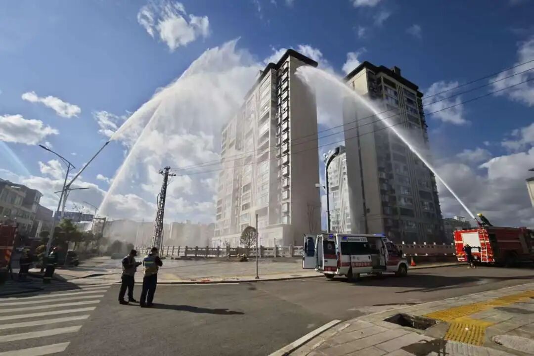 易门县开展高层建筑灭火救援综合演练 多...