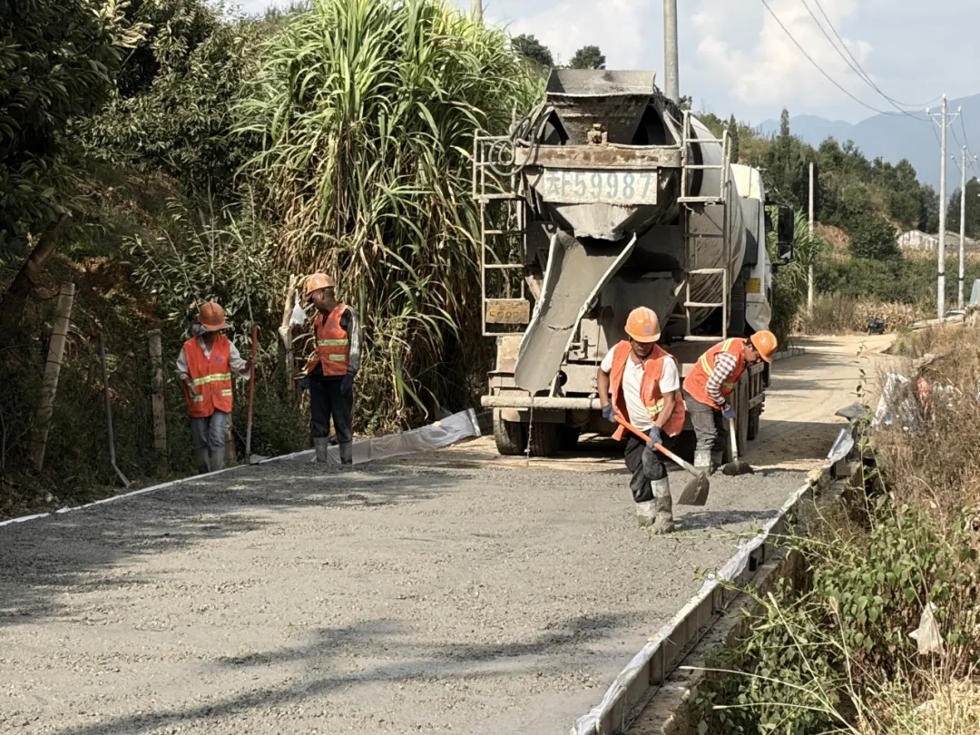 【我为民生办实事】道路硬化惠民生 易门...