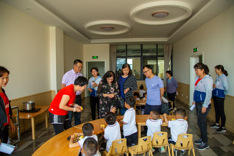 专家组查看幼儿活动_修.jpg