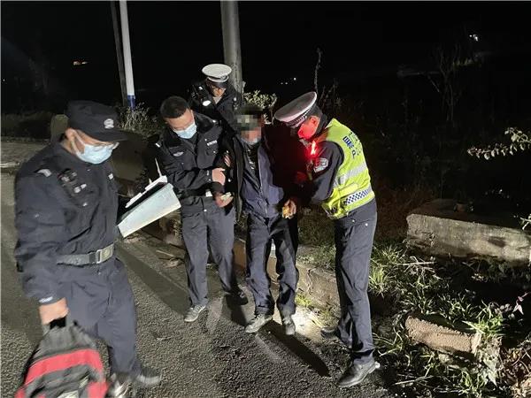 男子寒夜独睡路边 民警热情帮助解忧2.jpg